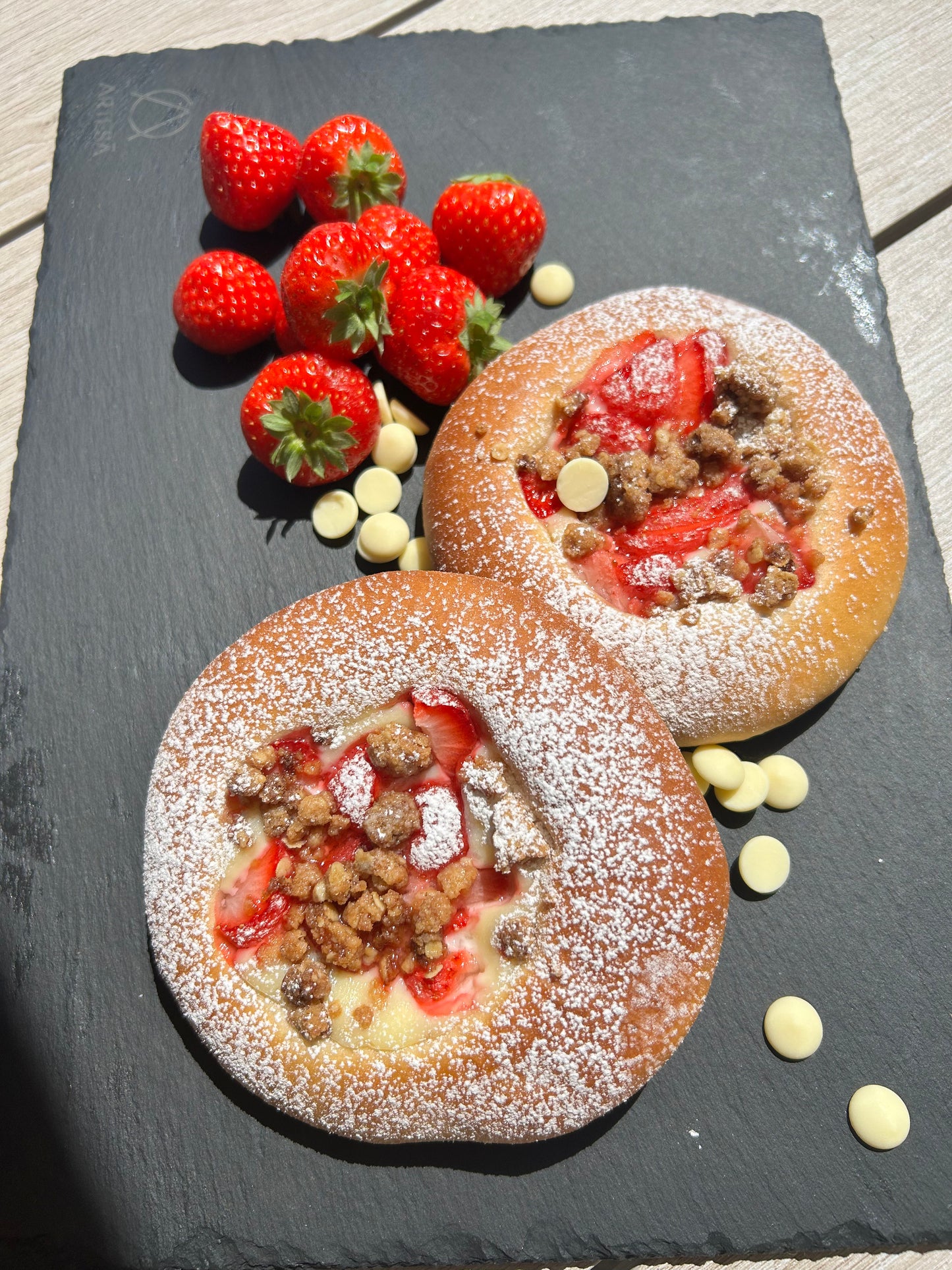 JUNI Broodje: Briochepizza, witte chocolade, aardbeien